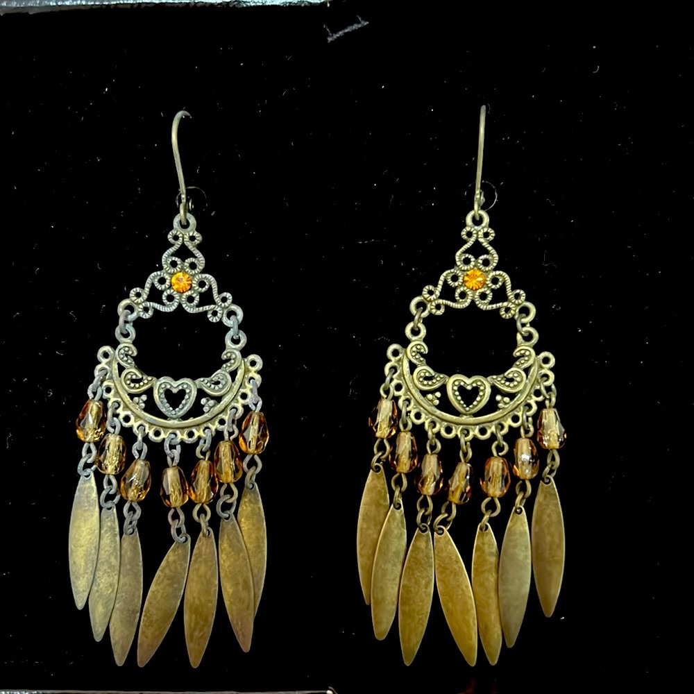 Beautiful charming earrings to go with any outfit you have and looks so elegant